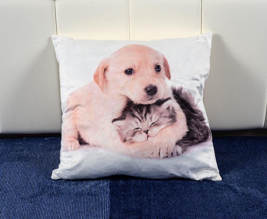 Perna decorativa cu catel si pisica imbratisati