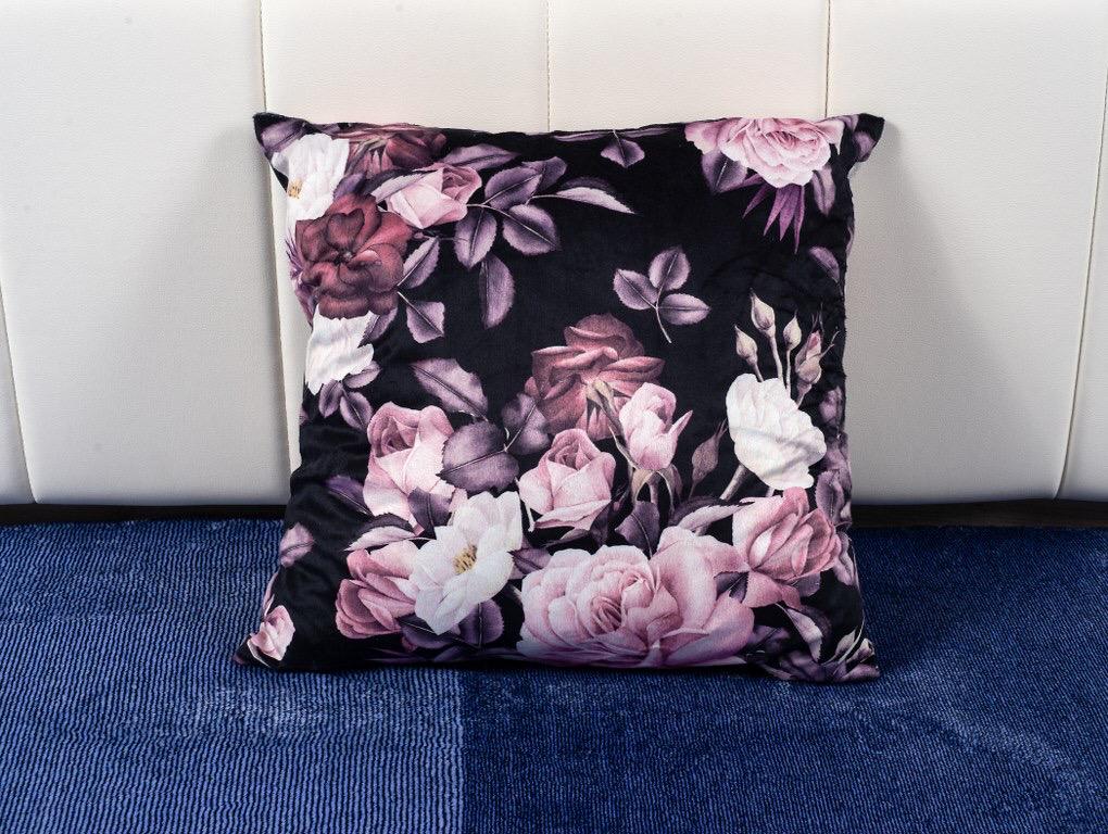 Perna decorativa neagra cu trandafiri