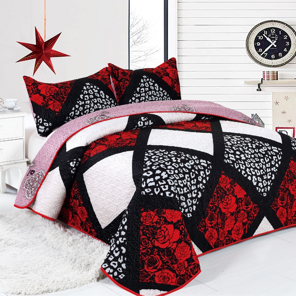 cuvertura cu trandafiri si carouri din catifea