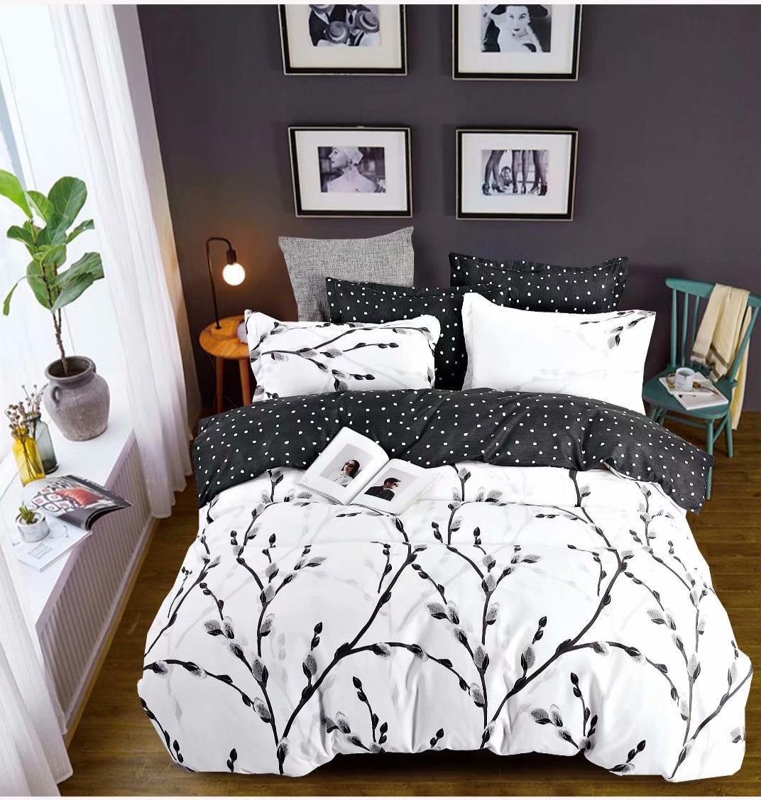 Lenjerie alba cu crengute negre