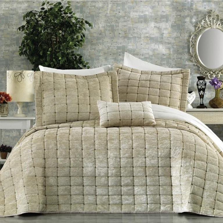 cuvertura de lux din catifea brodata roz bej