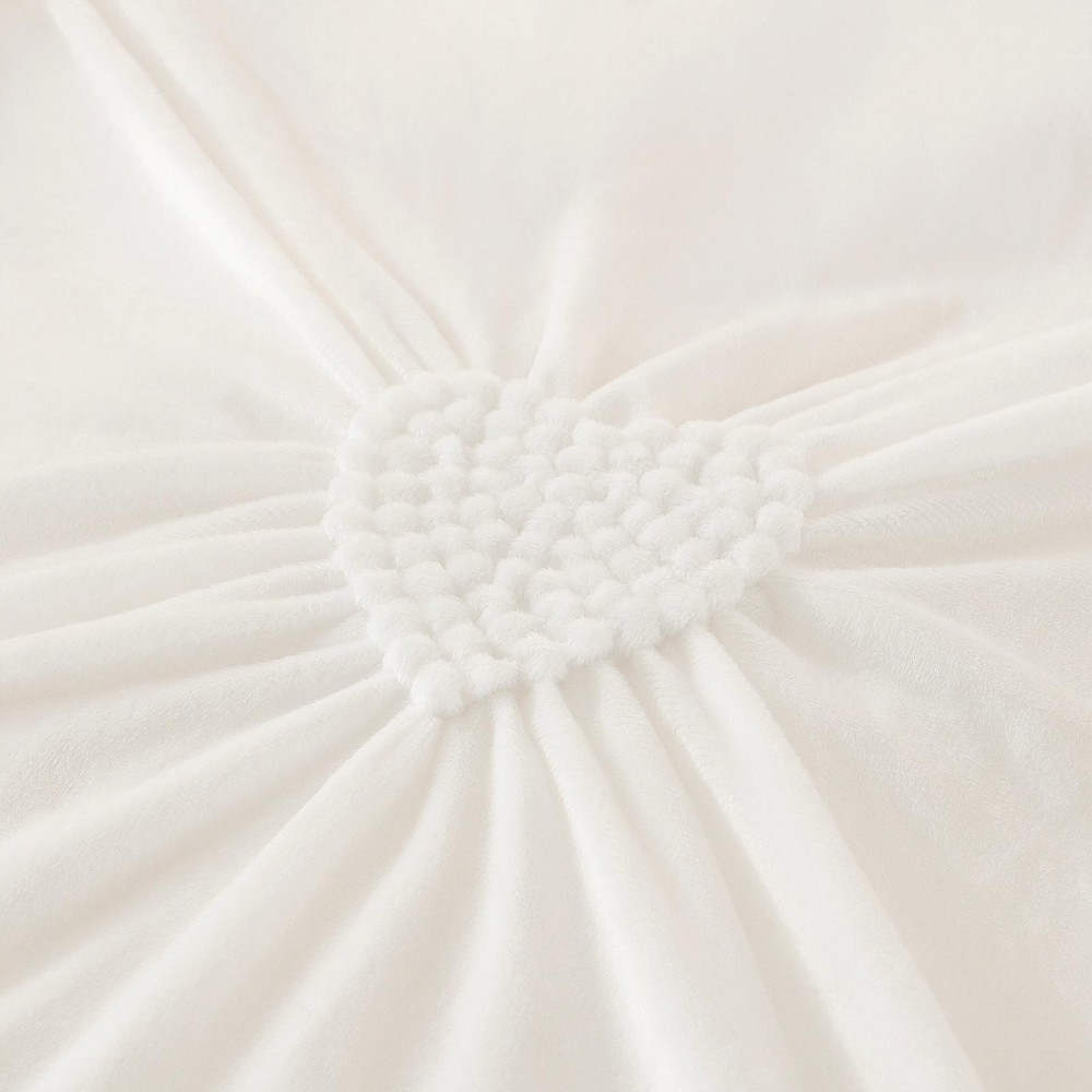 lenjerie pufoasa din catifea alb-broderie