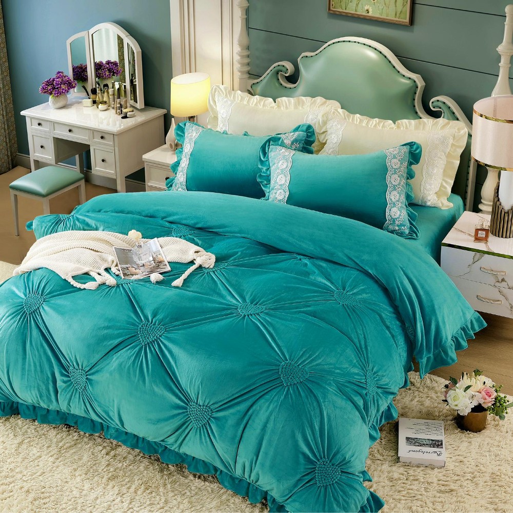 lenjerie pufoasa din catifea turcoaz