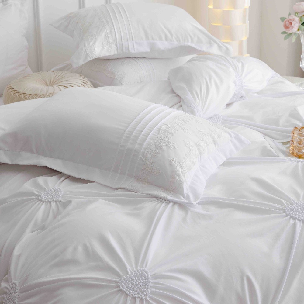 lenjerie cu pliuri inimioare si broderie - alb