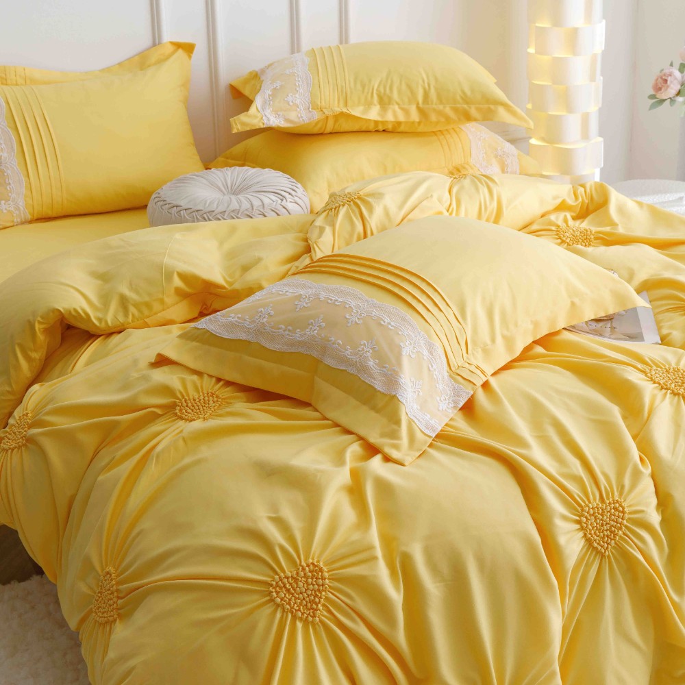 lenjerie cu pliuri inimioare si broderie - galben