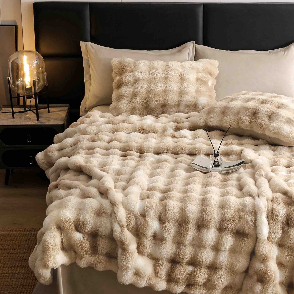 lenjerie blanita iepure alb-maro aproape