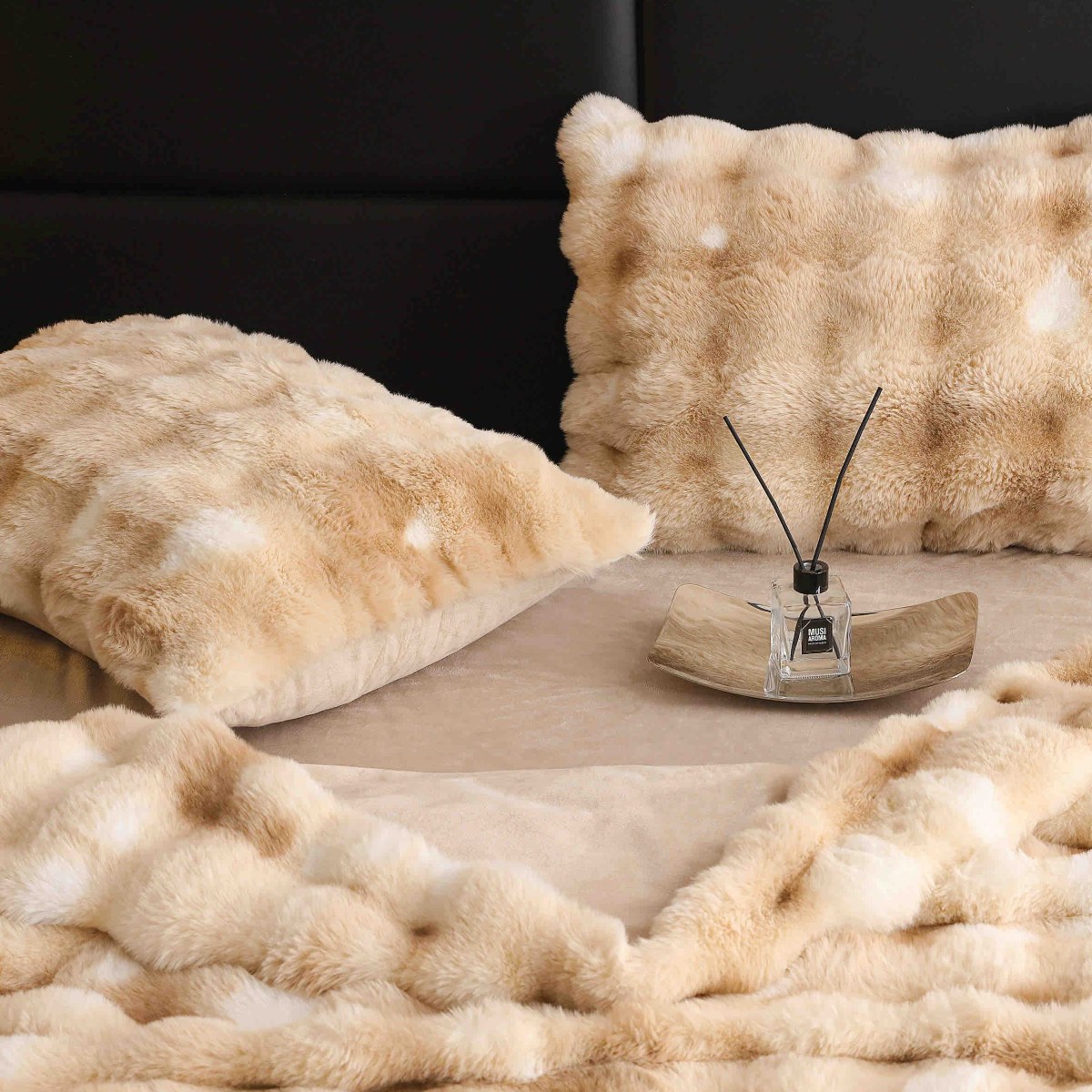 lenjerie blanita iepure alb-maro perne