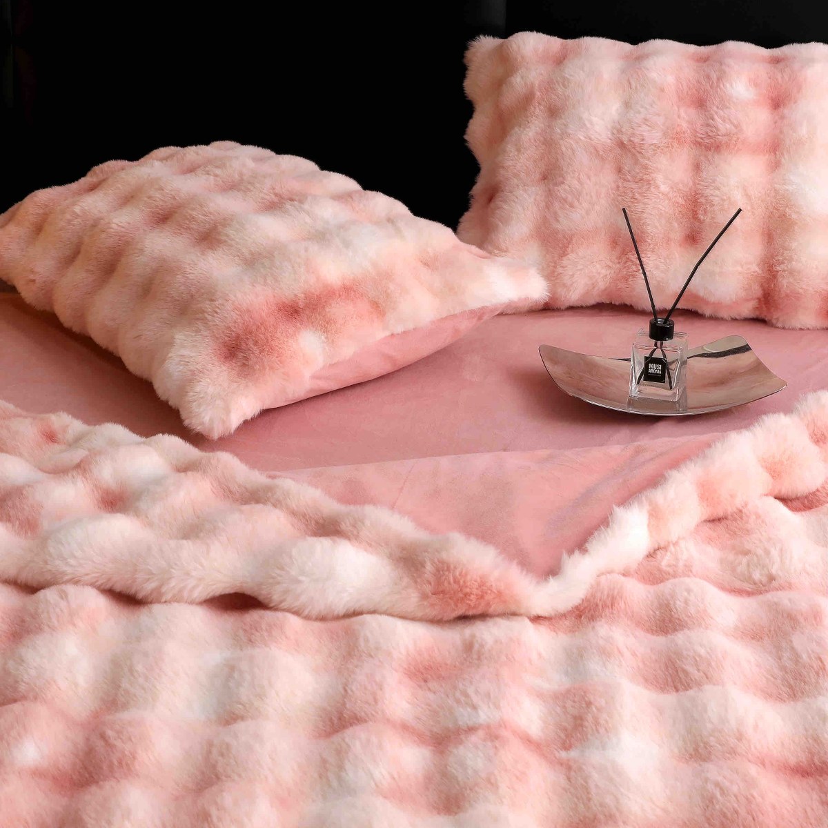 lenjerie blanita iepure alb-roz perne