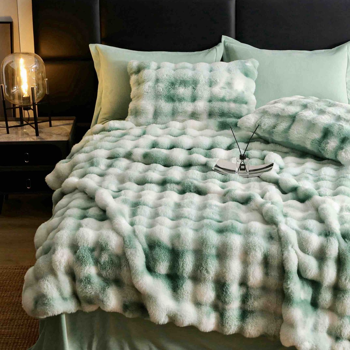 lenjerie blanita iepure alb verde aproape