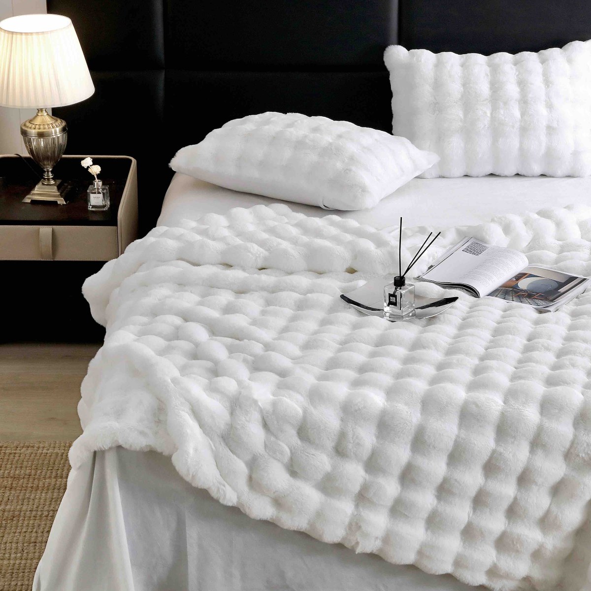 lenjerie de lux blanita iepure alb aproape