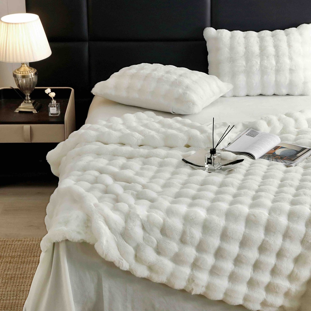 lenjerie de lux blanita iepure crem aproape