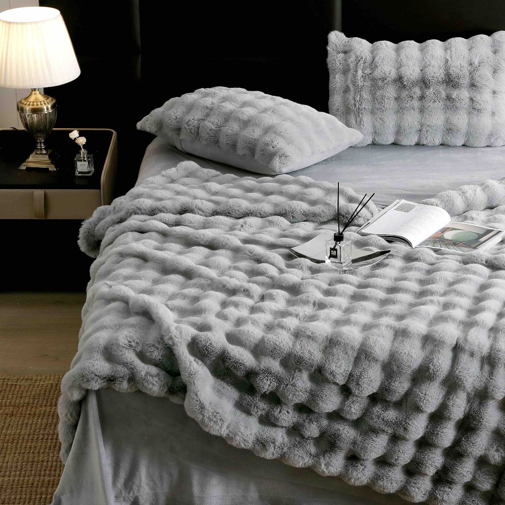 lenjerie de lux blanita iepure gri deschis aproape