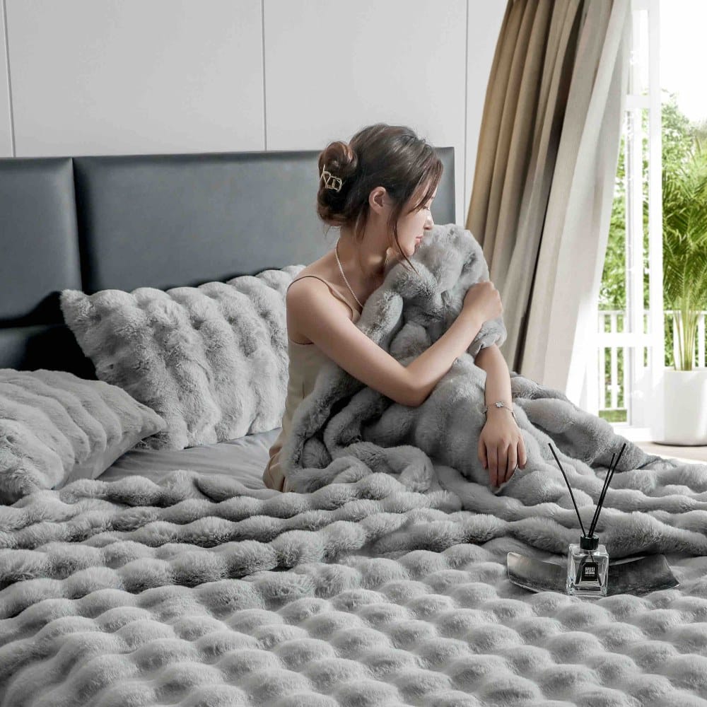 lenjerie de lux blanita iepure gri deschis persoana