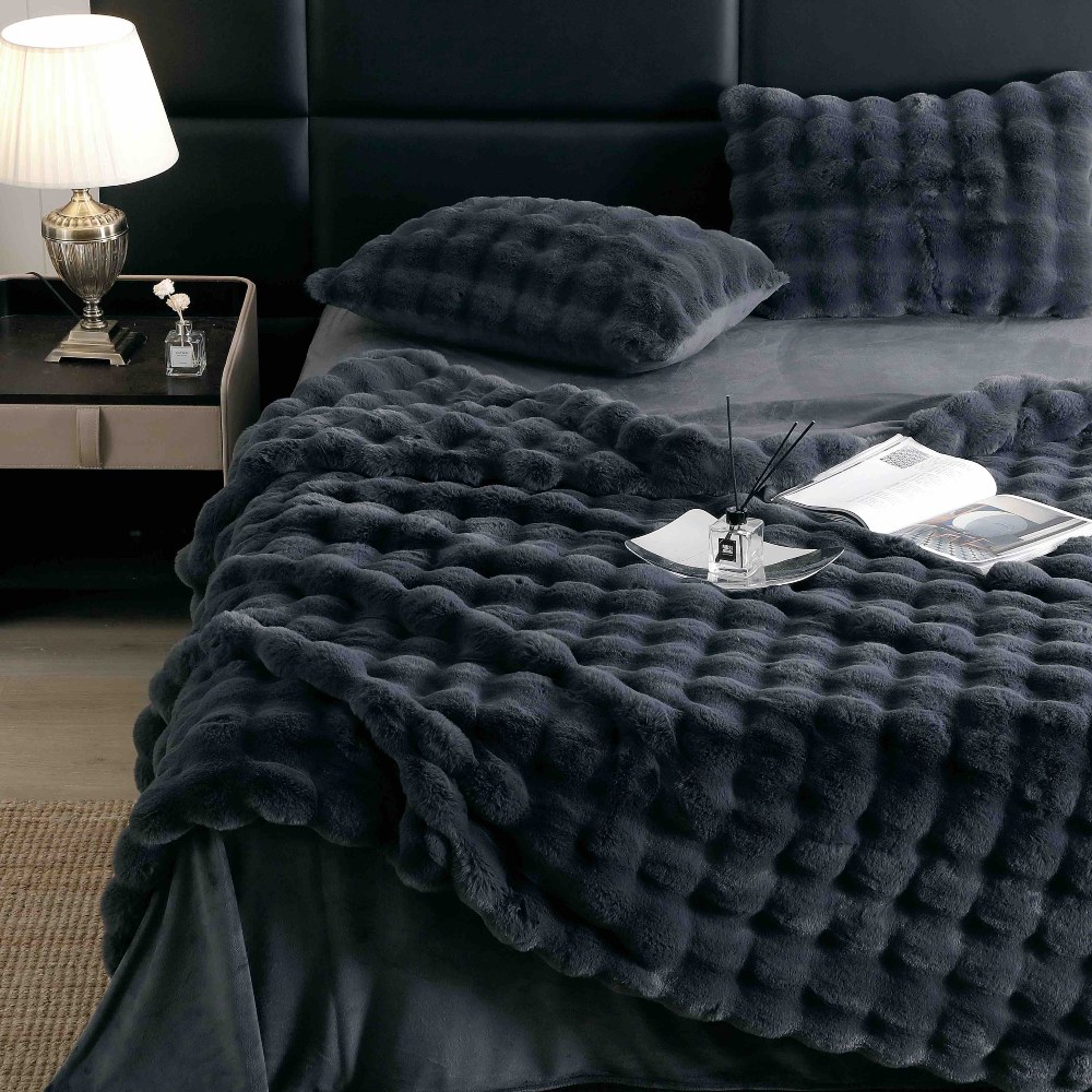 lenjerie de lux blanita iepure gri inchis aproape