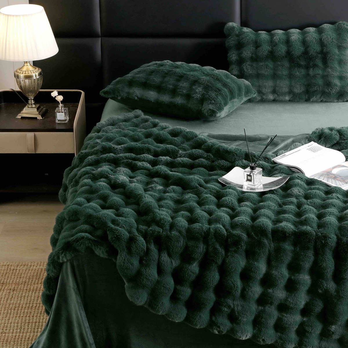 lenjerie de lux blanita iepure verde aproape