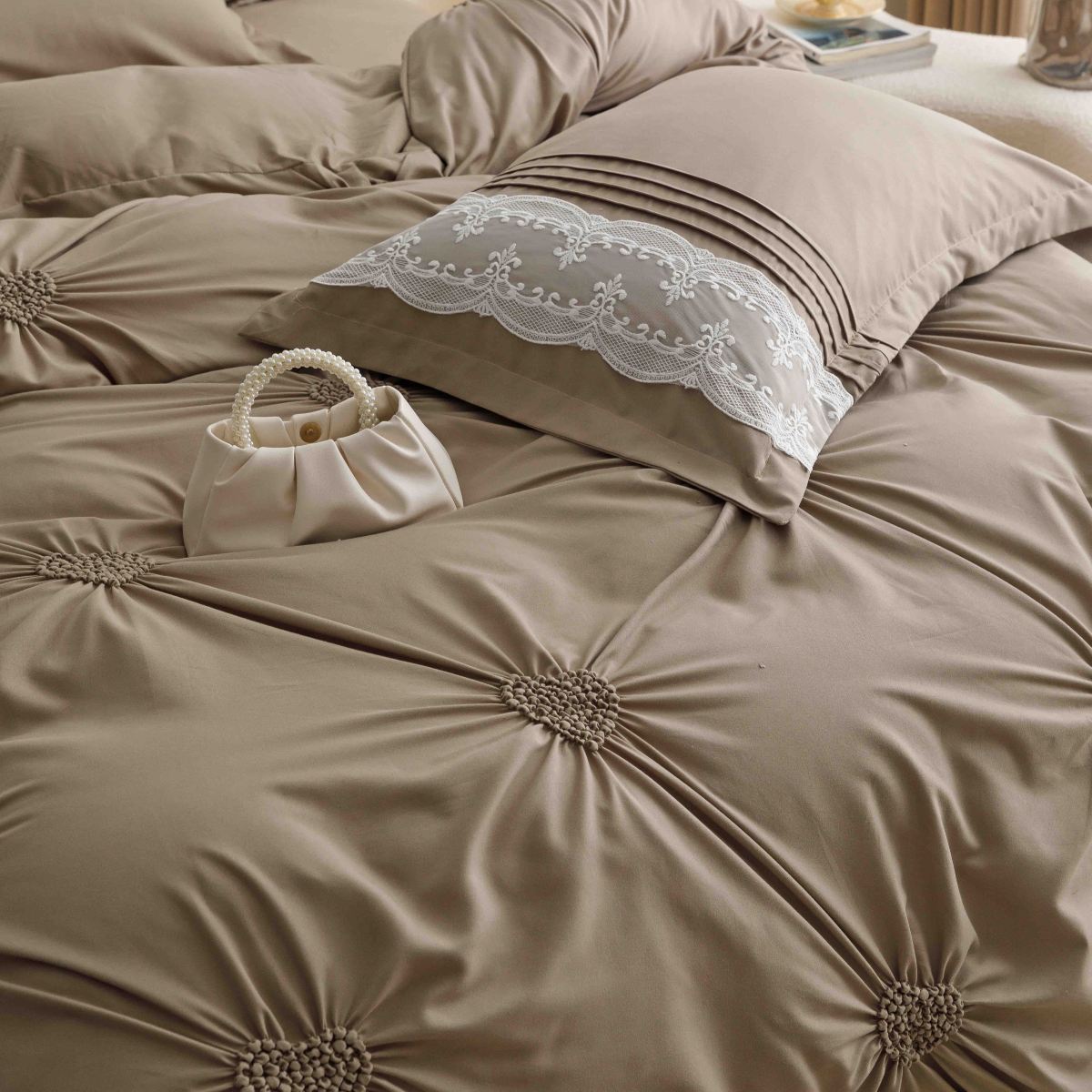 lenjerie pliuri inimioare maro perne