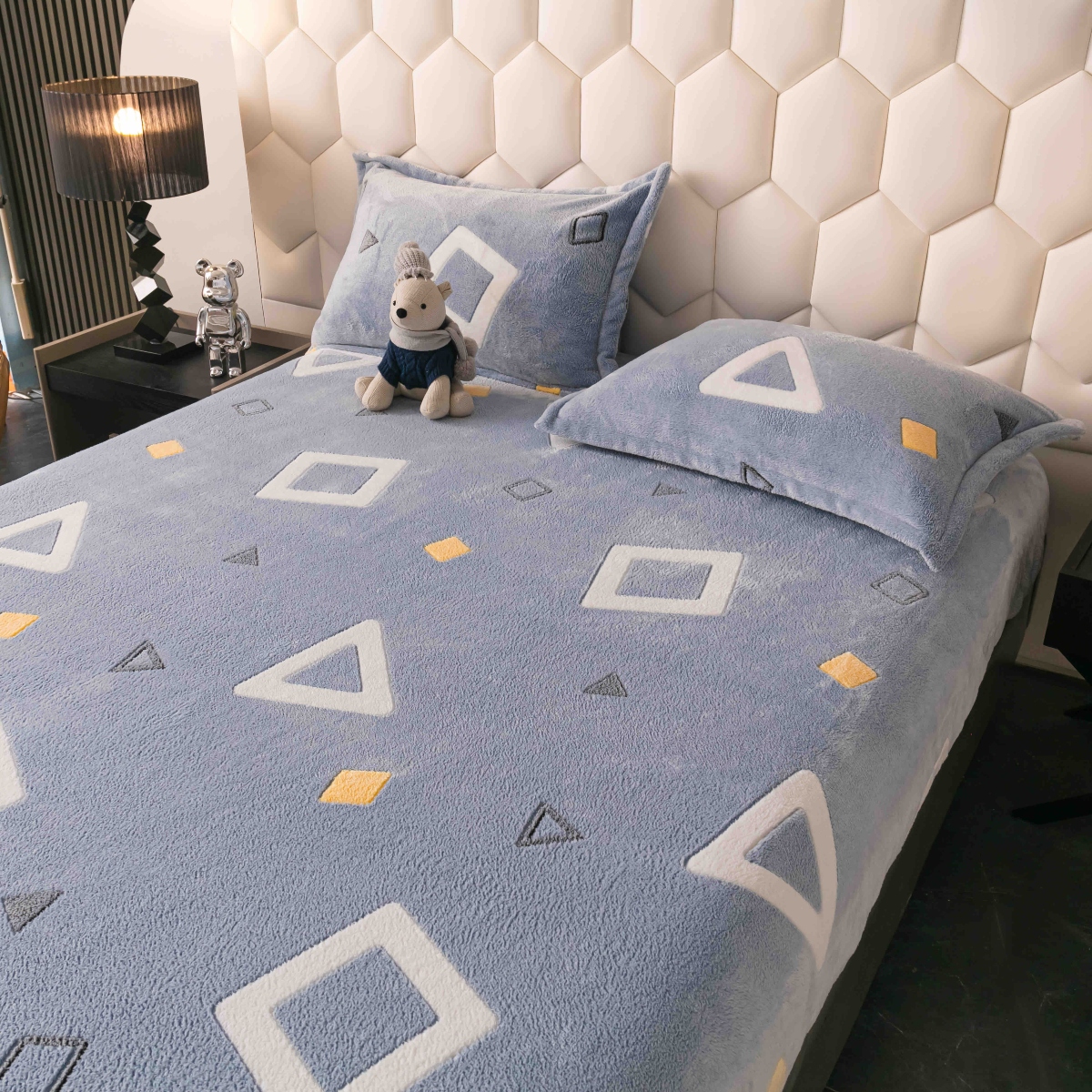 husa cocolino bleu cu triunghiuri aproape