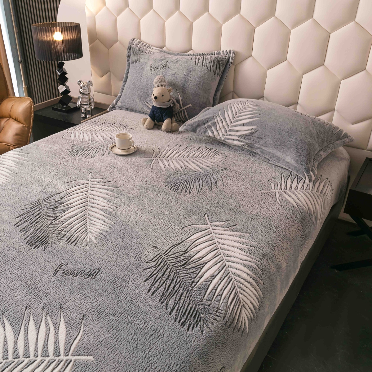 husa cocolino gri cu frunze aproape