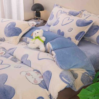 lenjerie cocolino cu elastic gri cu inimioare albastre aproape