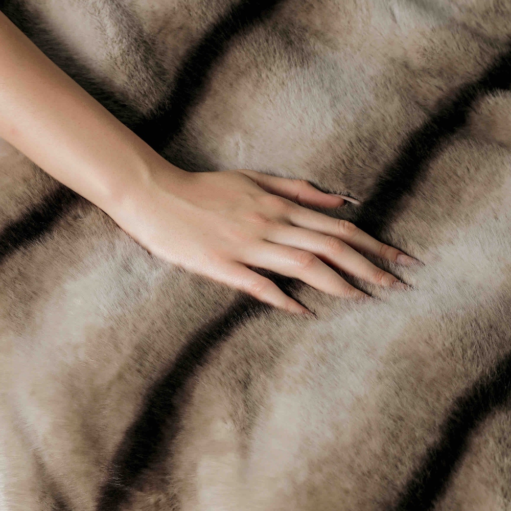 Set Pătură de Lux cu Fermoar din Blana Artificiala de Nurca + 2 Fete de Perna, Pat 2 Persoane, 200 x 230cm - Brown Lines - PUF183617-04 - imagine 4