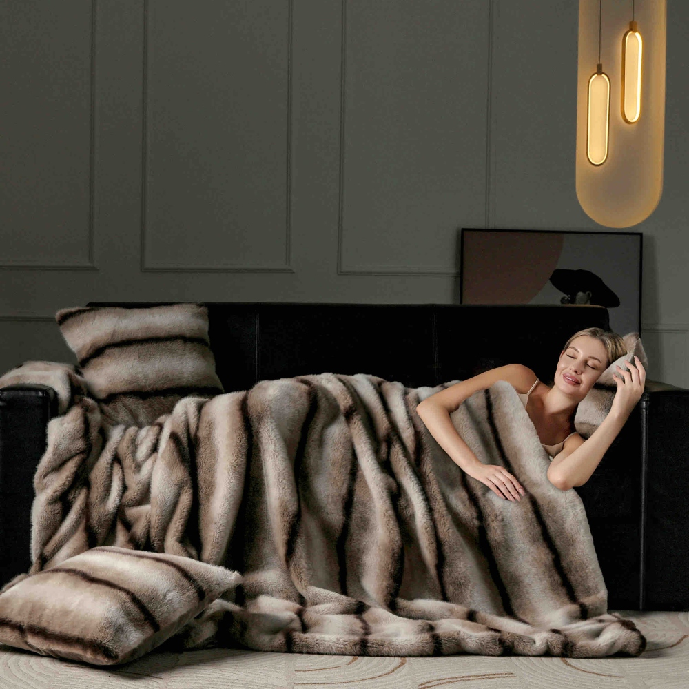 Set Pătură de Lux cu Fermoar din Blana Artificiala de Nurca + 2 Fete de Perna, Pat 2 Persoane, 200 x 230cm - Brown Lines - PUF183617-04 - imagine 5