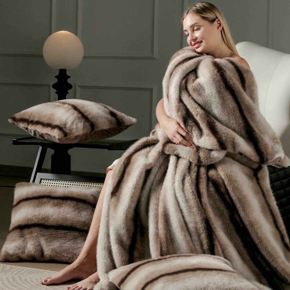 Set Pătură de Lux cu Fermoar din Blana Artificiala de Nurca + 2 Fete de Perna, Pat 2 Persoane, 200 x 230cm - Brown Lines - PUF183617-04 - imagine 6