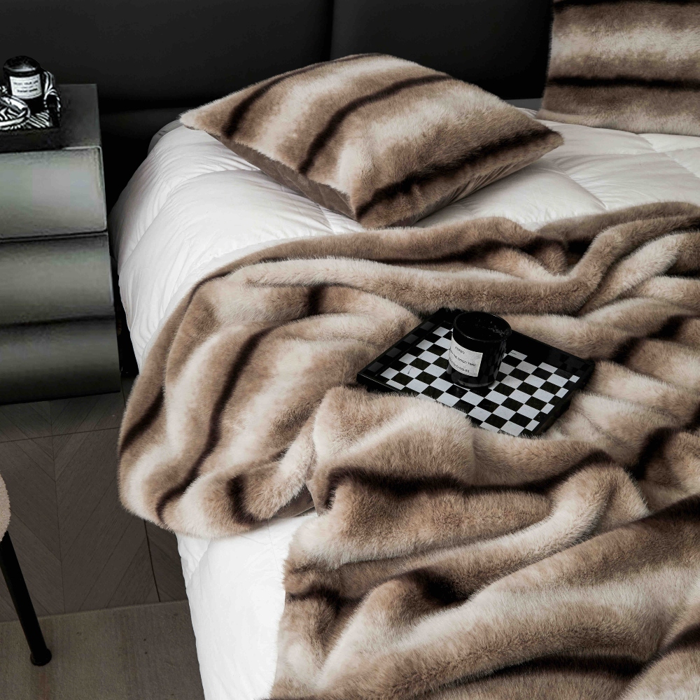 Set Pătură de Lux cu Fermoar din Blana Artificiala de Nurca + 2 Fete de Perna, Pat 2 Persoane, 200 x 230cm - Brown Lines - PUF183617-04 - imagine 8