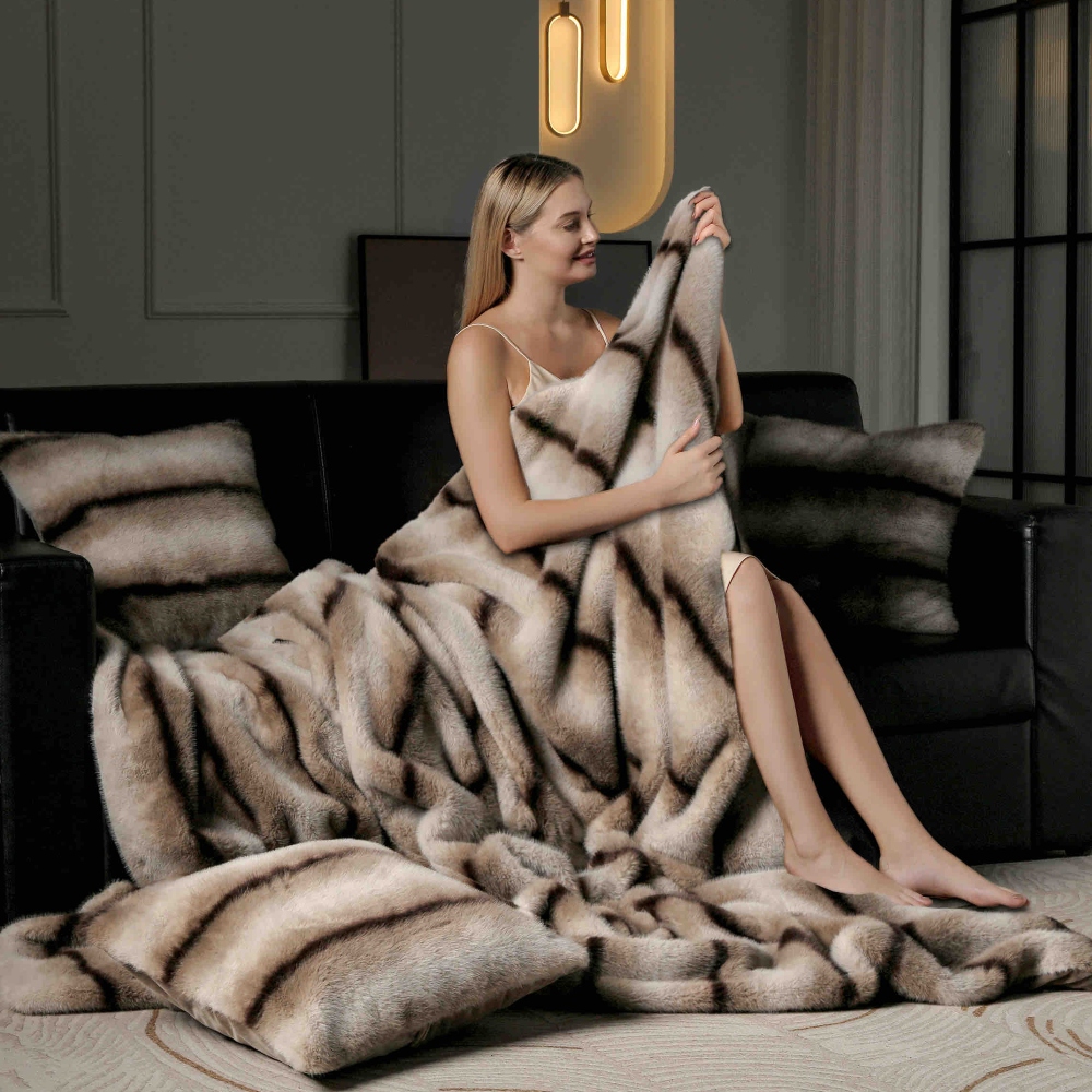 Set Pătură de Lux cu Fermoar din Blana Artificiala de Nurca + 2 Fete de Perna, Pat 2 Persoane, 200 x 230cm - Brown Lines - PUF183617-04 - imagine 2