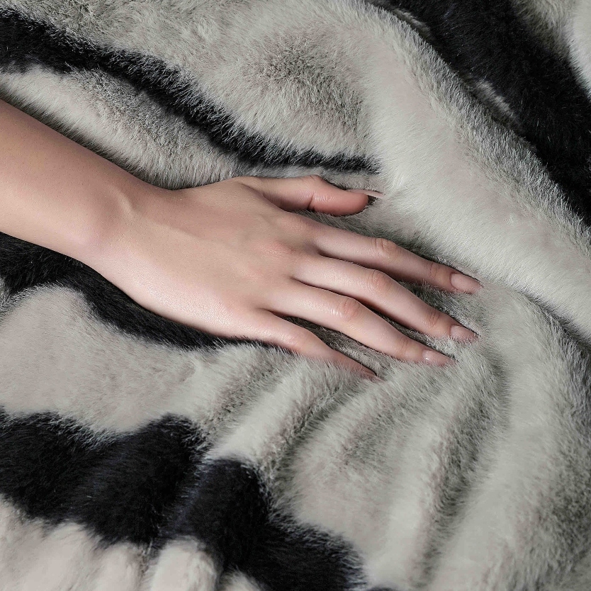 Set Pătură de Lux cu Fermoar din Blana Artificiala de Nurca + 2 Fete de Perna, Pat 2 Persoane, 200 x 230cm - Grey & Black - PUF183640-03 - imagine 4