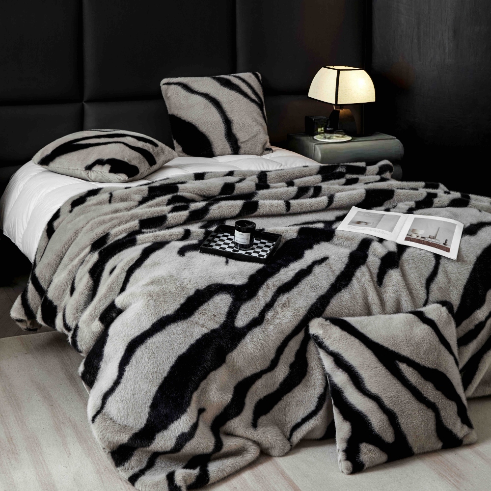 Set Pătură de Lux cu Fermoar din Blana Artificiala de Nurca + 2 Fete de Perna, Pat 2 Persoane, 200 x 230cm - Grey & Black - PUF183640-03 - imagine 6