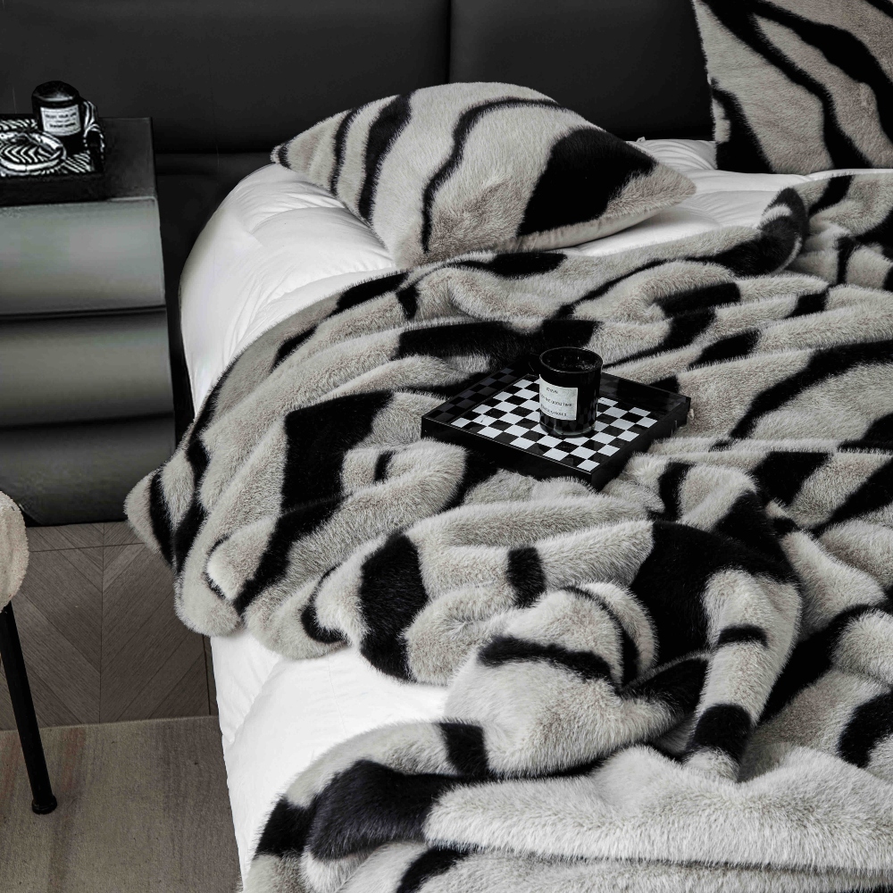 Set Pătură de Lux cu Fermoar din Blana Artificiala de Nurca + 2 Fete de Perna, Pat 2 Persoane, 200 x 230cm - Grey & Black - PUF183640-03 - imagine 9