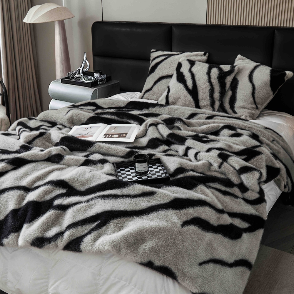 Set Pătură de Lux cu Fermoar din Blana Artificiala de Nurca + 2 Fete de Perna, Pat 2 Persoane, 200 x 230cm - Grey & Black - PUF183640-03 - imagine 10