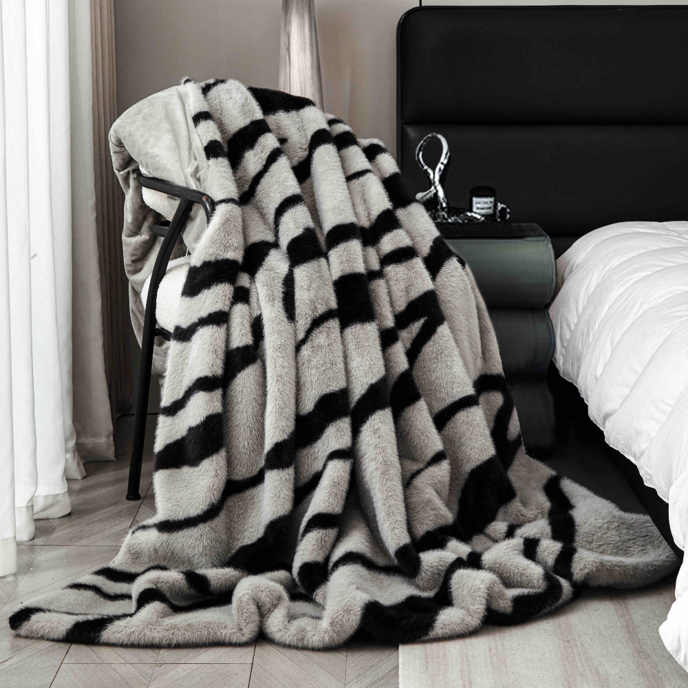 Set Pătură de Lux cu Fermoar din Blana Artificiala de Nurca + 2 Fete de Perna, Pat 2 Persoane, 200 x 230cm - Grey & Black - PUF183640-03 - imagine 11