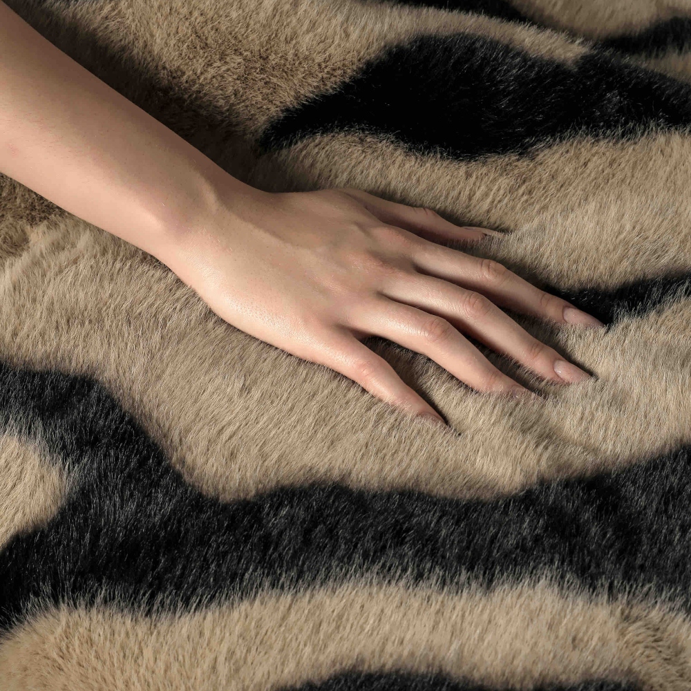 Set Pătură de Lux cu Fermoar din Blana Artificiala de Nurca + 2 Fete de Perna, Pat 2 Persoane, 200 x 230cm - Tiger - PUF183580-05 - imagine 4