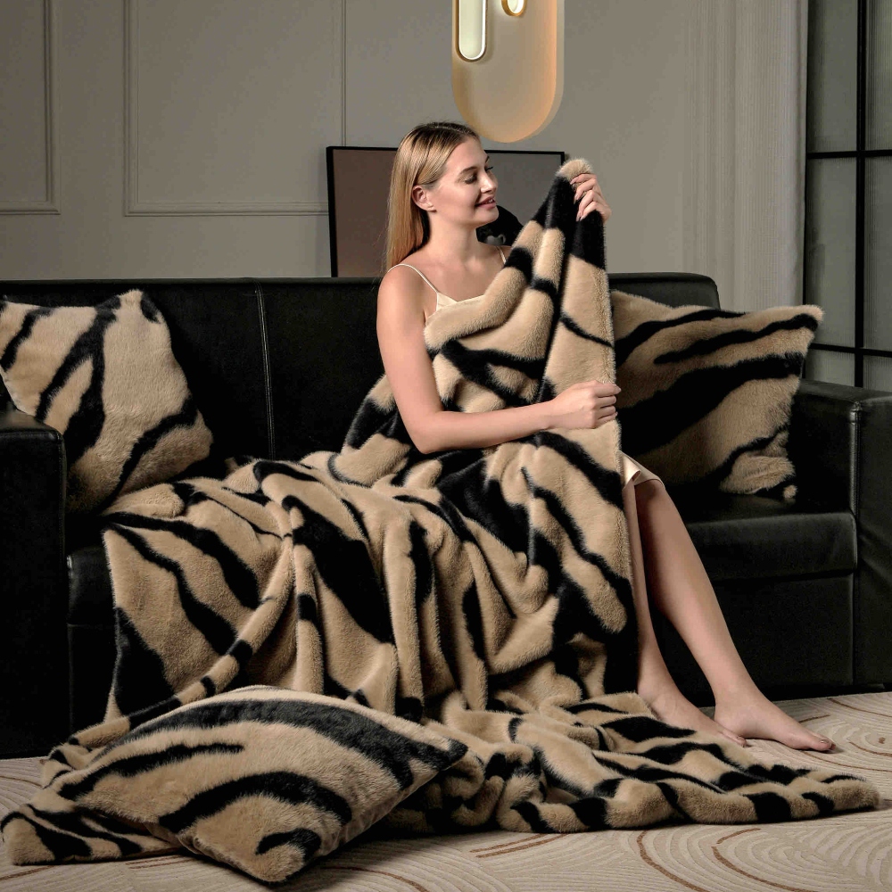 Set Pătură de Lux cu Fermoar din Blana Artificiala de Nurca + 2 Fete de Perna, Pat 2 Persoane, 200 x 230cm - Tiger - PUF183580-05 - imagine 6