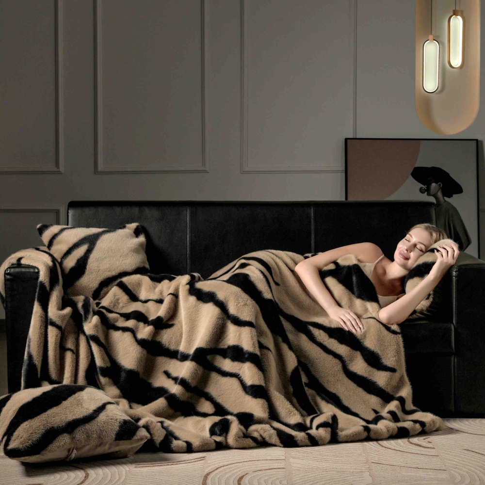 Set Pătură de Lux cu Fermoar din Blana Artificiala de Nurca + 2 Fete de Perna, Pat 2 Persoane, 200 x 230cm - Tiger - PUF183580-05 - imagine 10