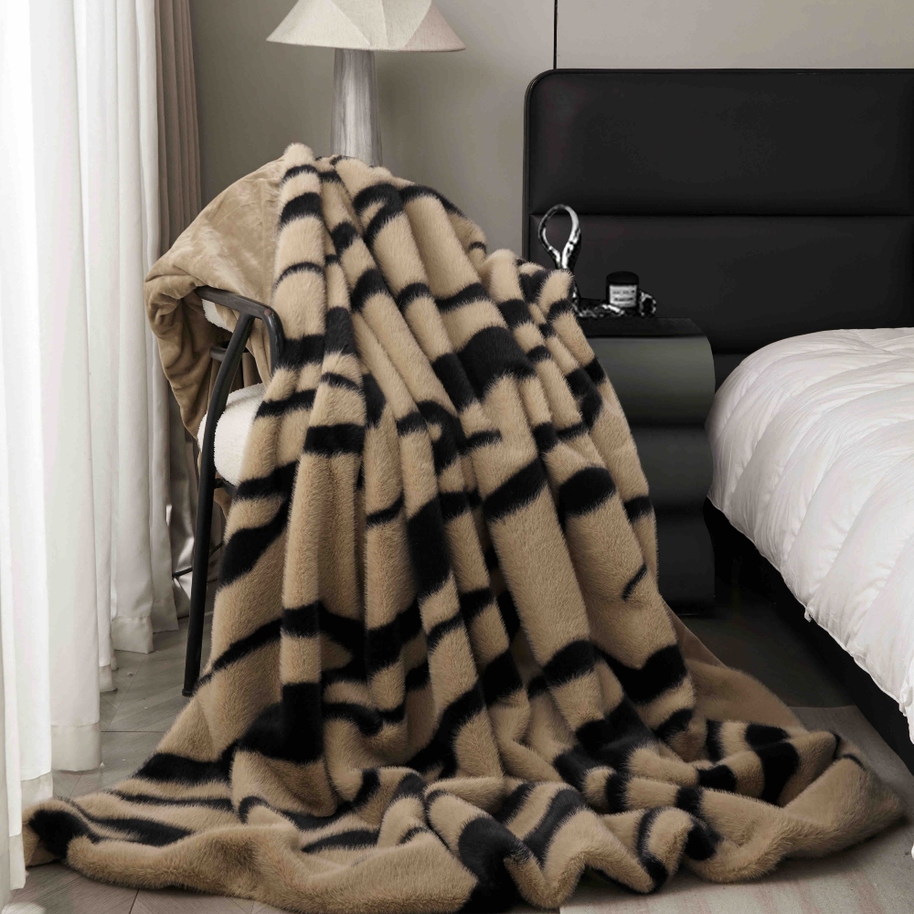 Set Pătură de Lux cu Fermoar din Blana Artificiala de Nurca + 2 Fete de Perna, Pat 2 Persoane, 200 x 230cm - Tiger - PUF183580-05 - imagine 11