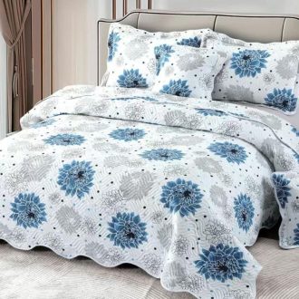 cuvertura alba cu flori albastre