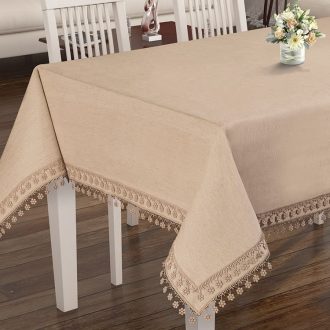 fata de masa elegante in bej aproape