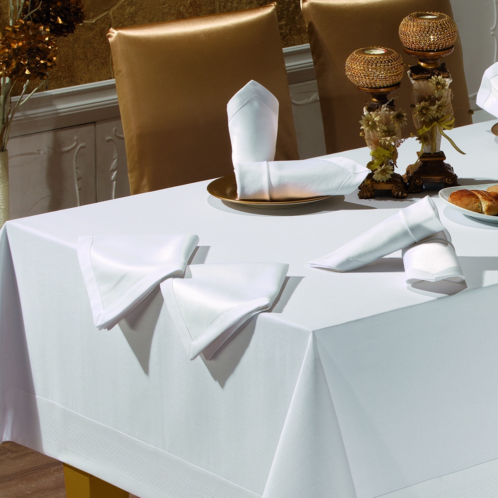 fata de masa honey alb cu servetele aproape