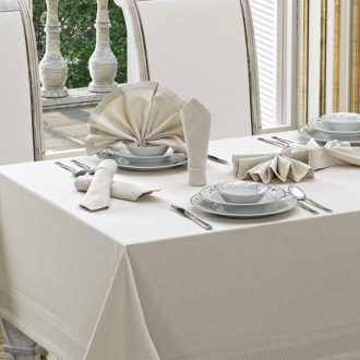 fata de masa honey bej cu servetele aproape