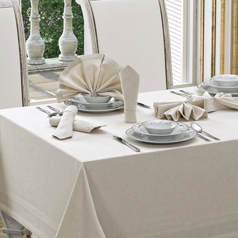 fata de masa honey bej cu servetele aproape