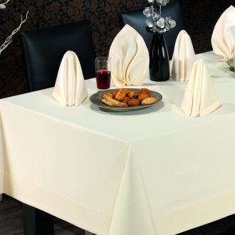 fata de masa honey crem cu servetele aproape