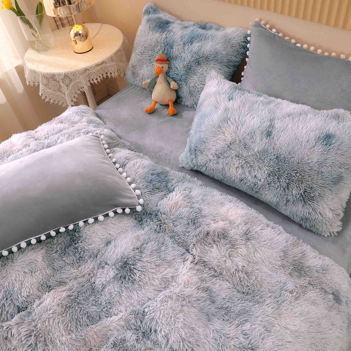 lenjerie fluffy gri degrade aproape