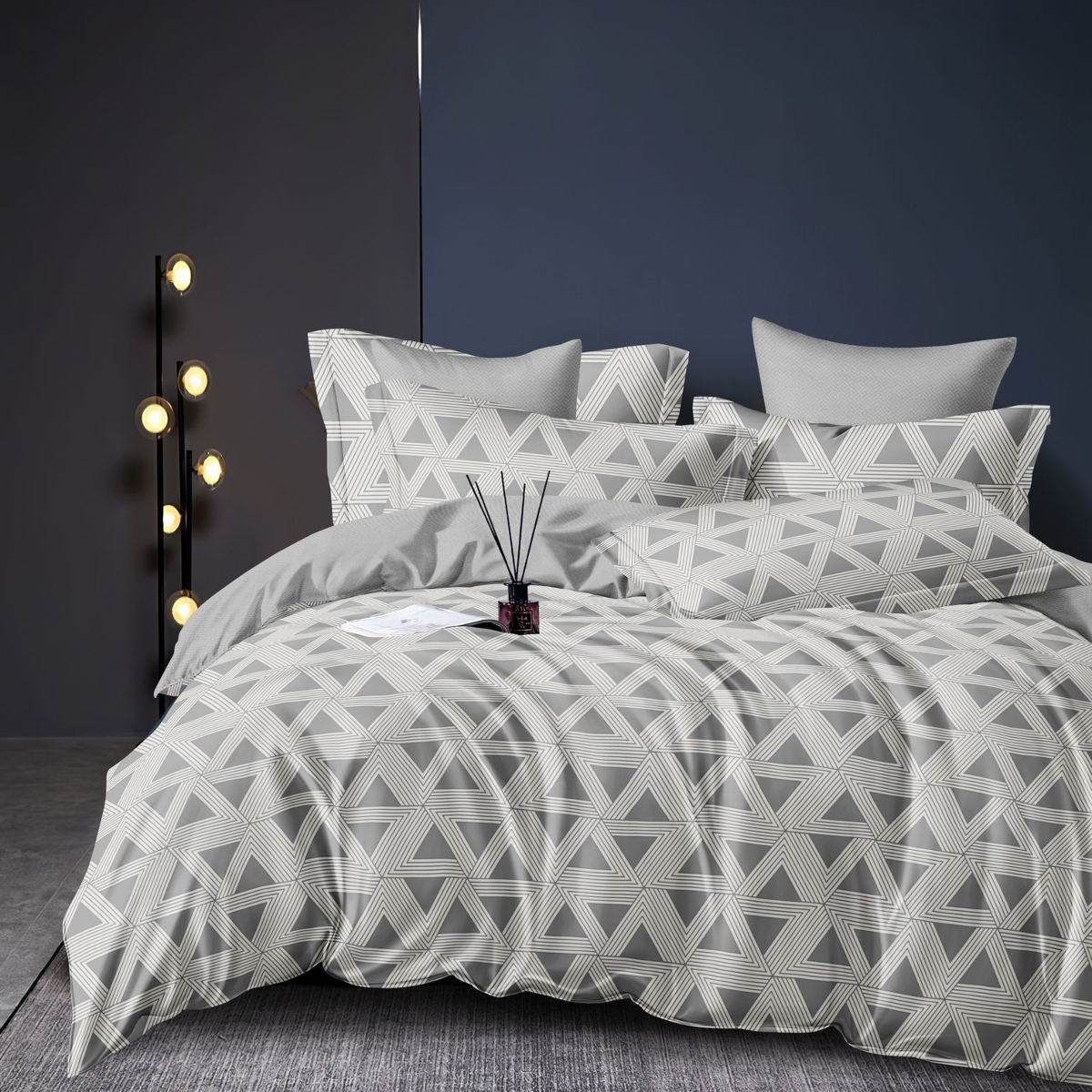 lenjerie gri cu triunghiuri