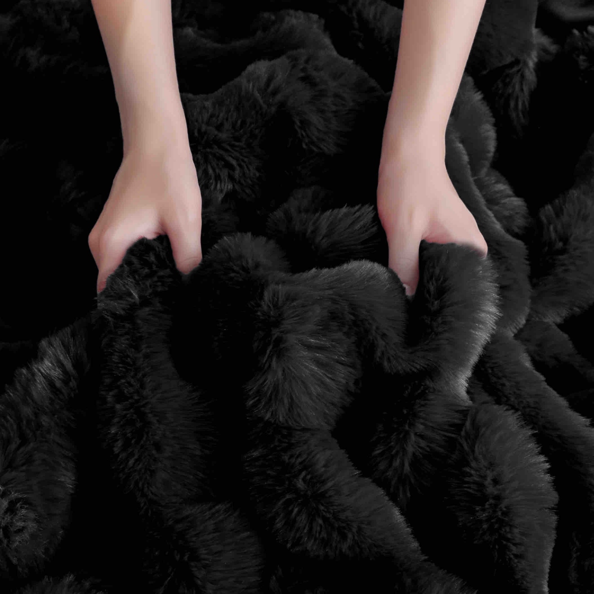 lenjerie blanita iepure negru material