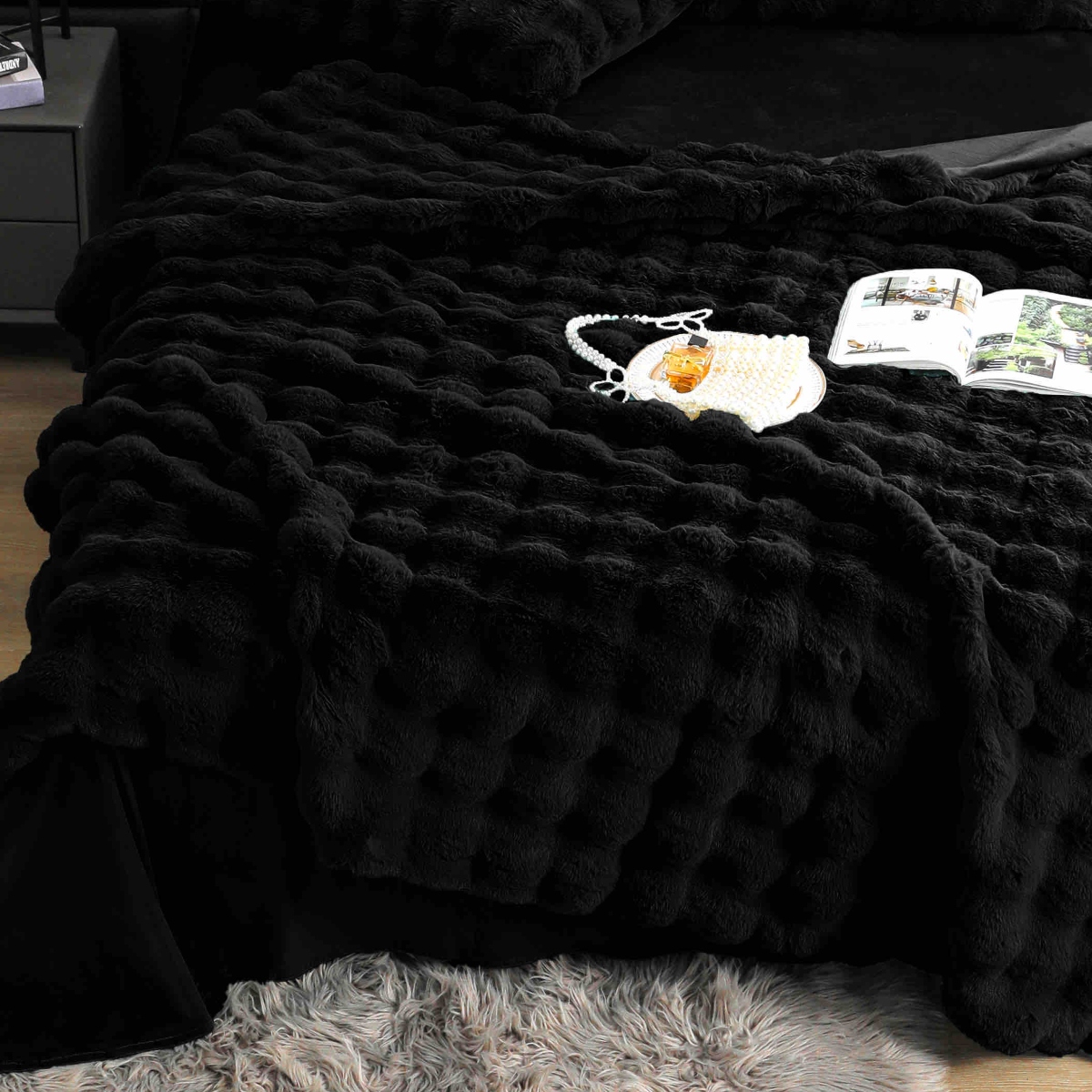 lenjerie blanita iepure negru pat