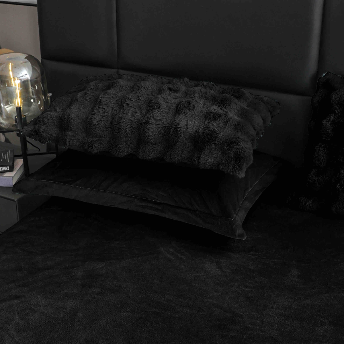 lenjerie blanita iepure negru perne