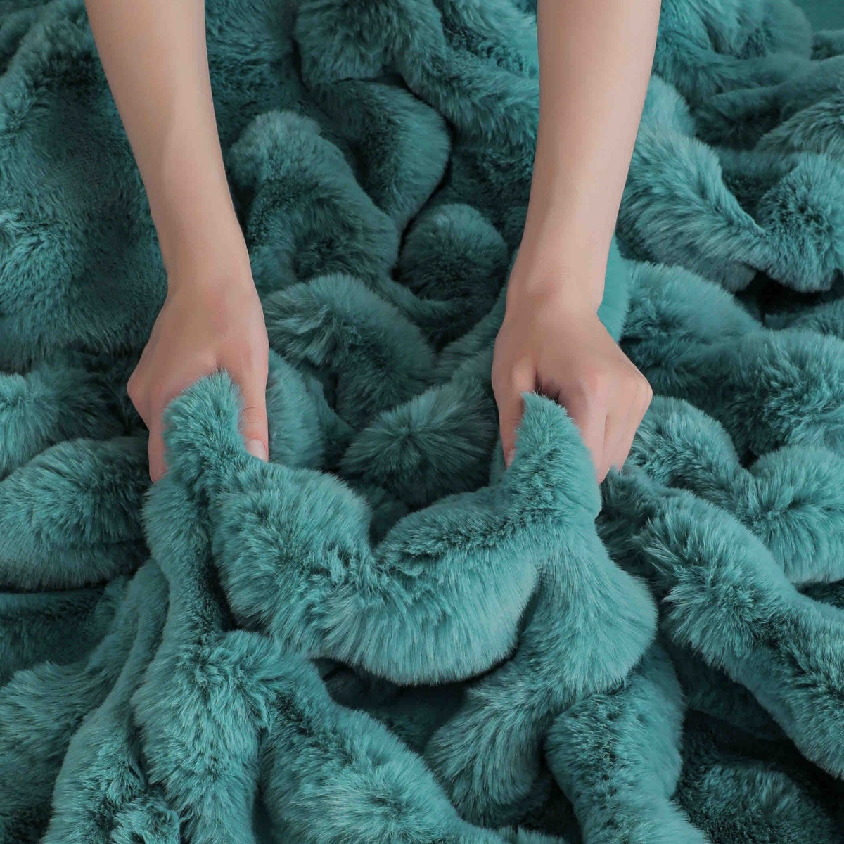 lenjerie blanita iepure turcoaz aproape