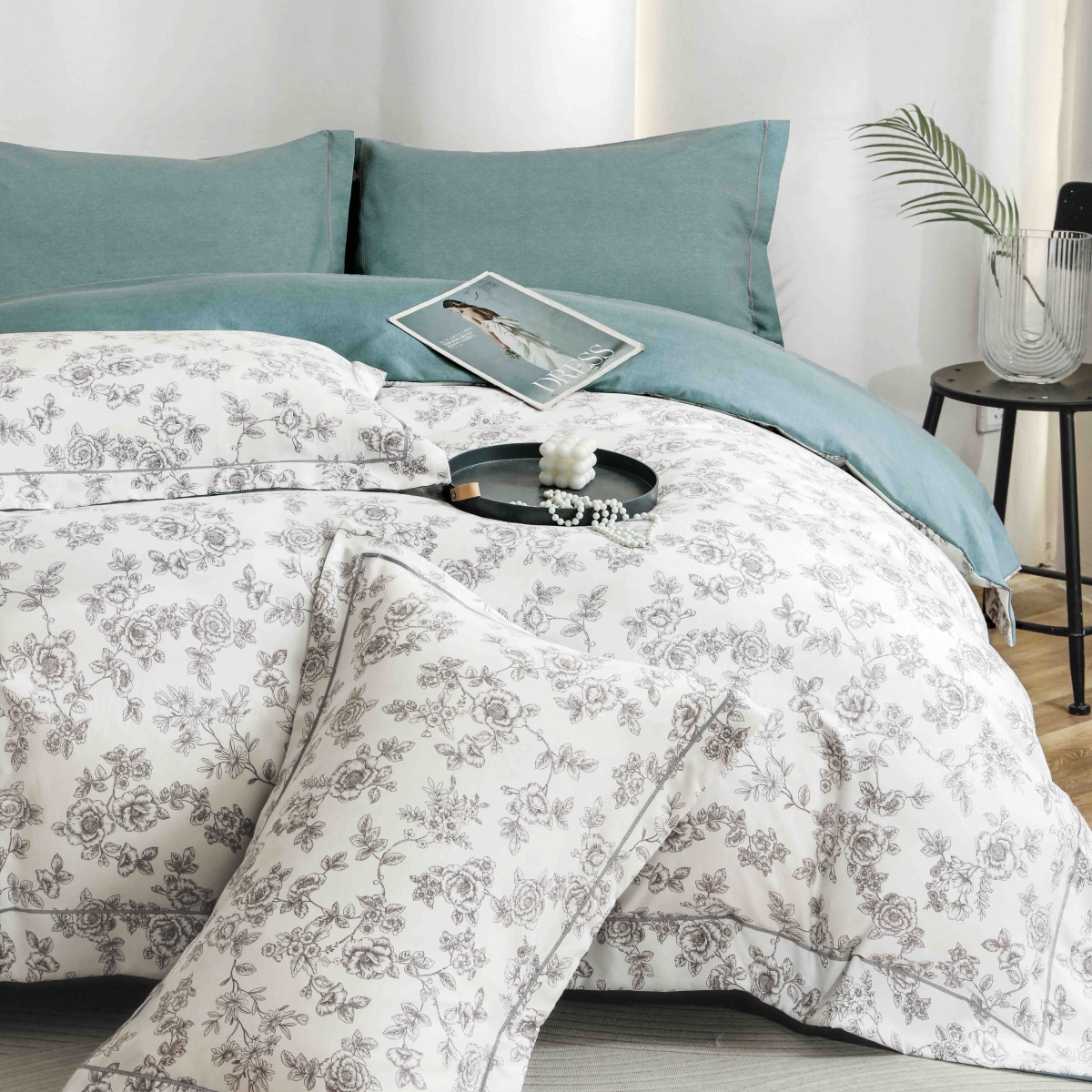 lenjerie la cutie din finet alb albastra cu floricele aproape